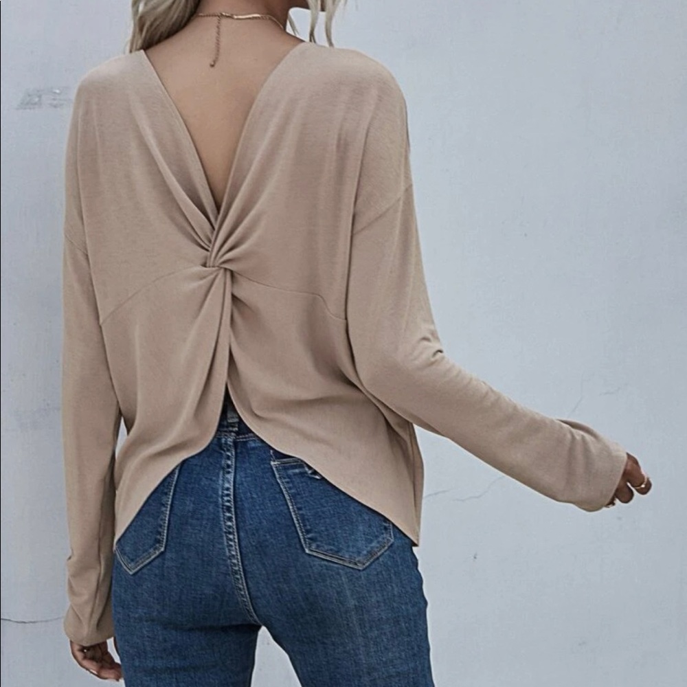 🦋Twist Back Long Sleeve Top